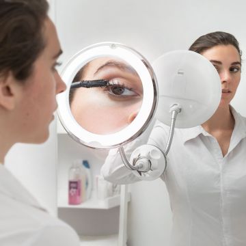 Oglinda cosmetica cu LED cu picior flexibil si ventuza Mizoom InnovaGoods